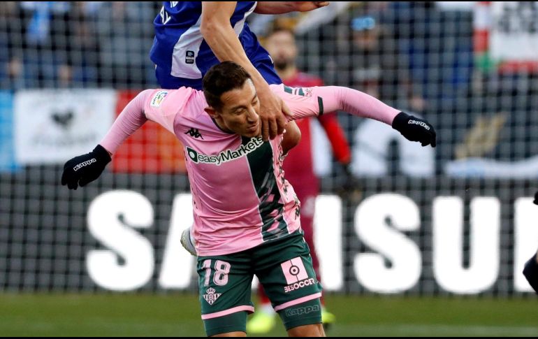 El centrocampista del Alavés Manu García (detrás) intenta rematar de cabeza ante el centrocampista mexicano del Betis Andrés Guardado. EFE / A. Ruiz