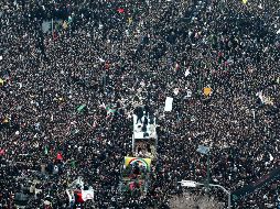 Iraníes en Mashhad rodean un convoy funerario que transporta en féretros los restos del general y de otras víctimas del ataque estadounidense. AFP/Tasnim News/M. Taghi