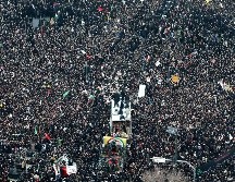 Iraníes en Mashhad rodean un convoy funerario que transporta en féretros los restos del general y de otras víctimas del ataque estadounidense. AFP/Tasnim News/M. Taghi