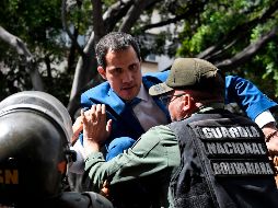 Numerosos controles de fuerzas de seguridad impideron a Juan Guaidó (c) el ingreso a la Asamblea Nacional. AFP/F. Parra