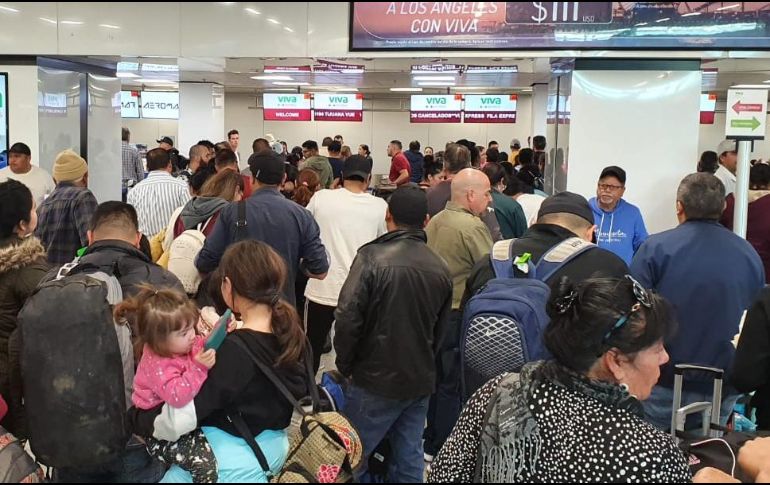 En el aeropuerto de Guadalajara y otras terminales aéreas se vieron largas filas en mostradores de la aerolínea. EL INFORMADOR/A. Camacho