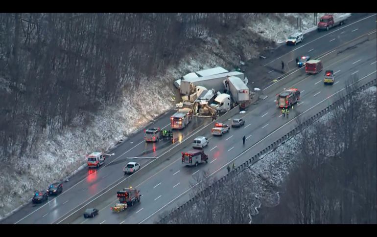 La carretera tuvo que cerrarse en ambas direcciones por varios kilómetro. AP/KDKA TV