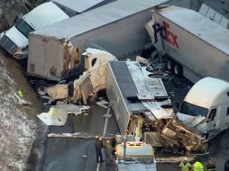 Los cinco vehículos colisionaron en una autopista cerca de Greensburg, en Pensilvania. AP/KDKA TV