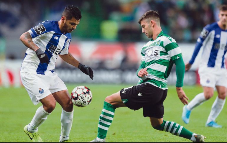 Jesús Corona (izquierda) sumó un nuevo pase para gol en la victoria de su equipo ante el Sporting de Lisboa. EFE