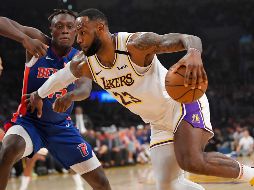 LeBron James pasa al delantero de los Detroit Pistons, Sekou Doumbouya, durante la primera mitad de un partido de baloncesto de la NBA el domingo. AP / M. J. Terrill