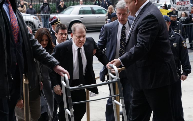 Harvey Weinstein llega con un andador al Tribunal Penal de Manhattan, el 6 de enero de 2020 en la ciudad de Nueva York. AFP / T. A. Clary
