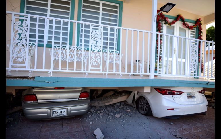 Vehículos quedaron aplastados en Guánica tras el sismo. AP/C. Giusti