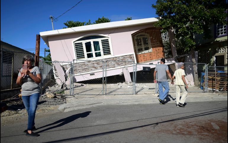 Una casa que colapsó de un lado en Guánica. AP/C. Giusti