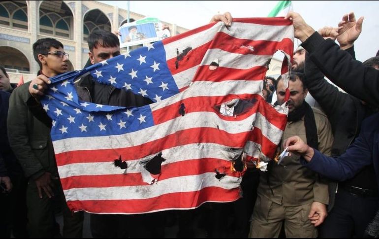 Parte de la población iraní protestó este viernes por la muerte de Soleimani en un ataque por parte de EE.UU. AFP