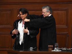 El presidente de la SCJN, Arturo Zaldívar, impuso a Margarita Ríos-Farjat la toga que corresponde a los ministros. TWITTER@SCJN