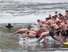 Miles se sumergen en aguas heladas por la Epifanía