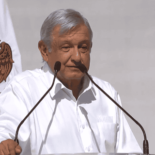 AMLO pide tolerancia; lo reciben con protestas en Morelos