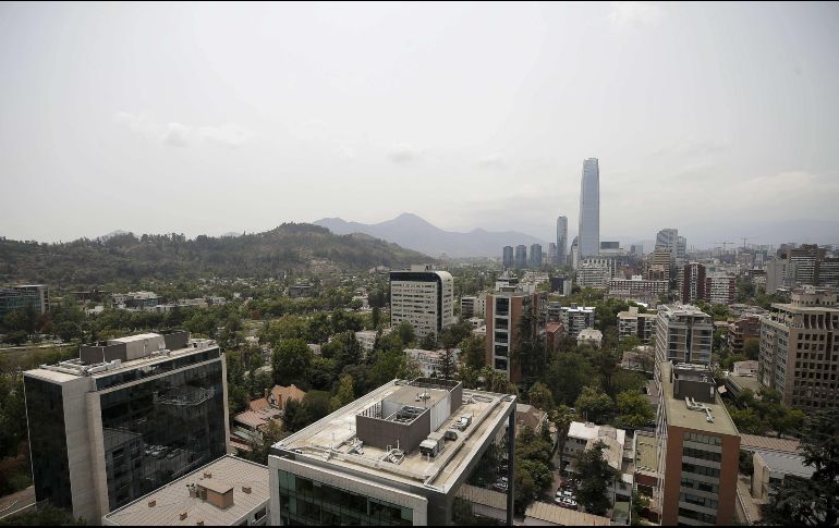 Vista de Santiago este lunes. La presencia de humo no causaría ningún efecto grave en Chile. EFE/A. Peña