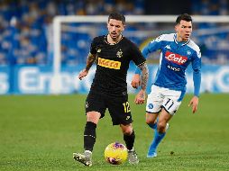 A la banca. Hirving Lozano (derecha) apenas pudo jugar 10 minutos en la derrota del equipo napolitano. AP