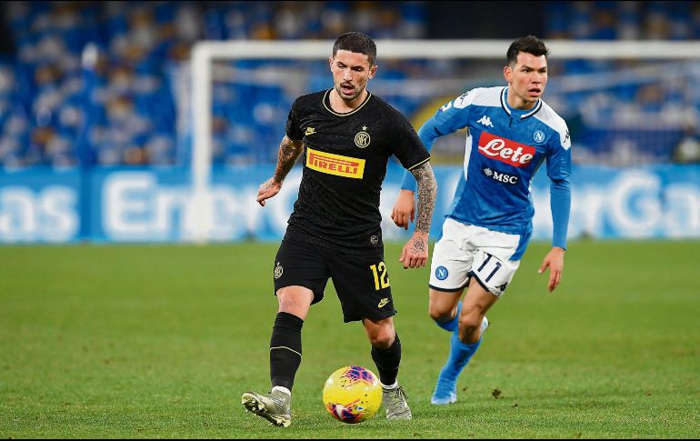 A la banca. Hirving Lozano (derecha) apenas pudo jugar 10 minutos en la derrota del equipo napolitano. AP