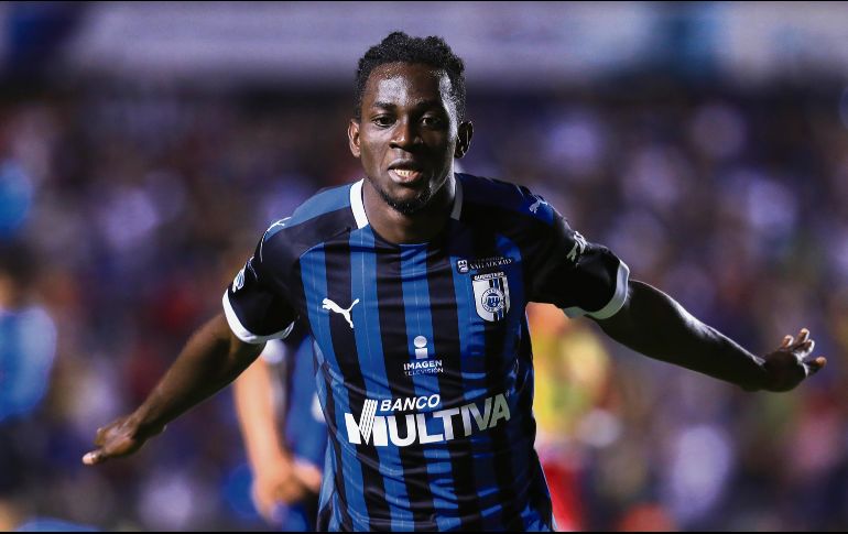 Lo quieren vestir de azul. Aké Loba, quien jugó para Querétaro el torneo pasado, es la apuesta del Cruz Azul para reforzar el ataque. IMAGO7