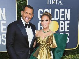 Pareja. Alex Rodríguez y Jennifer Lopez posan en la alfombra roja de los Globos de Oro. AFP