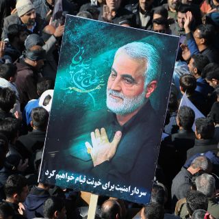 Mueren 35 personas por estampida en funeral de general Soleimani