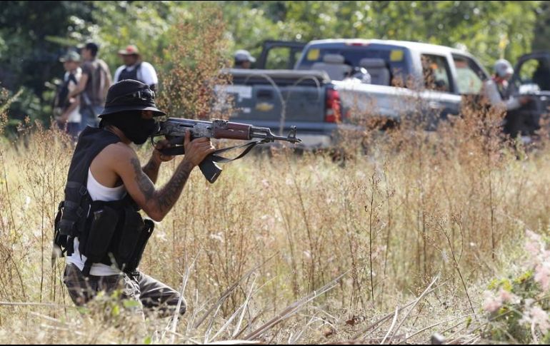 En apoyo, civiles armados que mantienen anillos de seguridad en el municipio colindante de Coalcomán, acudieron en apoyo a los oficiales. EFE / ARCHIVO