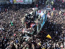 Una multitud se congregó al paso del convoy con el féretro del comandante Qasem Soleimaní, durante el funeral en su ciudad natal, Kerman. EFE