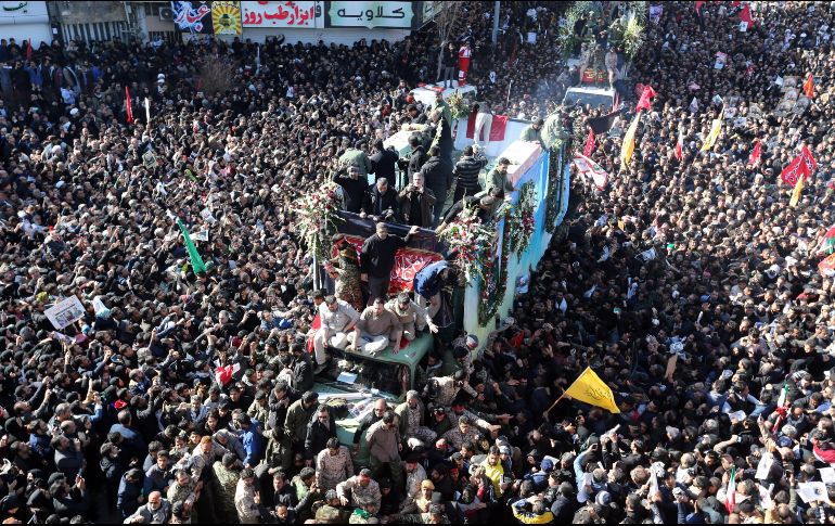Una multitud se congregó al paso del convoy con el féretro del comandante Qasem Soleimaní, durante el funeral en su ciudad natal, Kerman. EFE