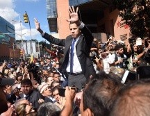 Guaidó y otros opositores fueron retenidos durante cerca de una hora a las afueras de la Asamblea Nacional. GETTY IMAGES