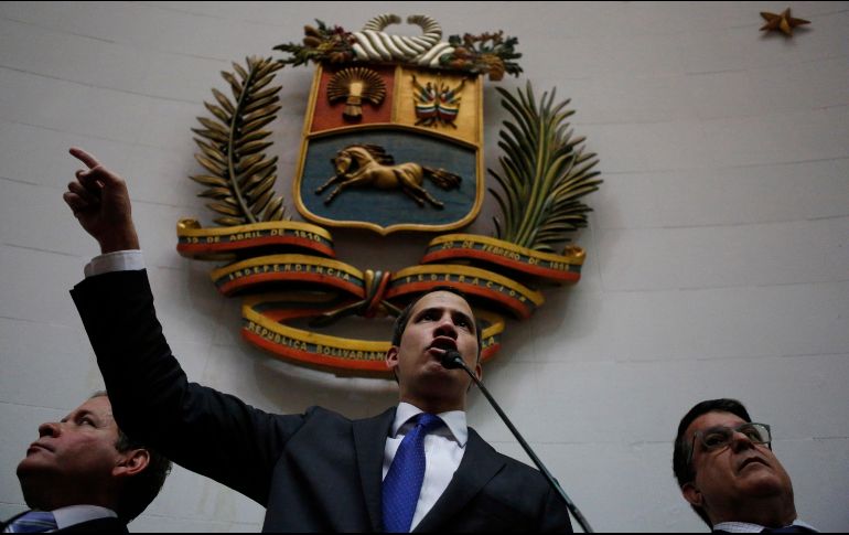 Guaidó consiguió finalmente este martes entrar al recinto y juramentarse, luego de que la Guardia Nacional Bolivariana le impidiera ingresar. AP / A. Hernández