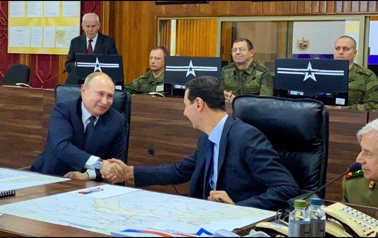 Putin y Asad en una reunión en Damasco este martes. Es la primera visita del mandatario ruso a la capital siria en nueve años de guerra. AP/Presidencia siria