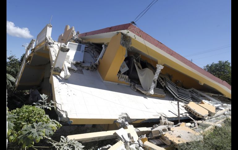 Decenas de viviendas colapsadas, un muerto y 346 refugiados es el saldo del sismo del martes. EFE/T. Llorca