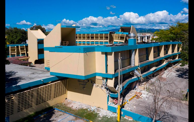 La escuela Agripina Seda, en Guánica, también registró importantes daños. AFP/R. Arduengo
