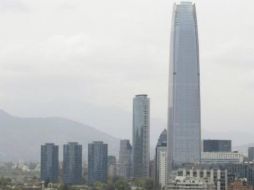 Desde este lunes, Santiago de Chile muestra un cielo gris poco habitual para esta época del año. EPA