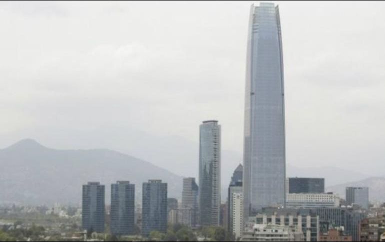 Desde este lunes, Santiago de Chile muestra un cielo gris poco habitual para esta época del año. EPA