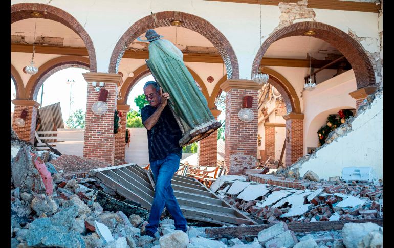 El temblor de este martes provocó el desplome de la histórica parroquia Inmaculada Concepción, construida en 1841 en Guayanilla. AFP/R. Arduengo