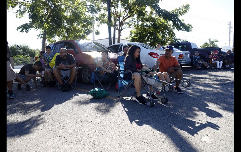 Habitantes permanecen en un parque a la entrada de la ciudad de Ponce por temor a réplicas. EFE/ T. Llorca
