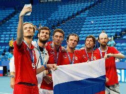 Festejo. Daniil Medvedev se toma una selfie junto a sus compañeros del equipo ruso después de recibir su medalla como ganadores del Grupo D. AP
