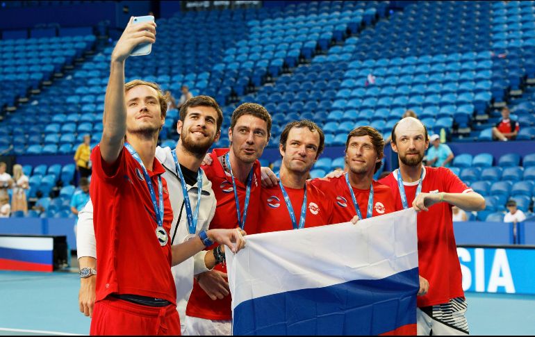 Festejo. Daniil Medvedev se toma una selfie junto a sus compañeros del equipo ruso después de recibir su medalla como ganadores del Grupo D. AP