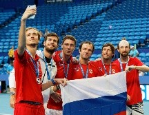 Festejo. Daniil Medvedev se toma una selfie junto a sus compañeros del equipo ruso después de recibir su medalla como ganadores del Grupo D. AP