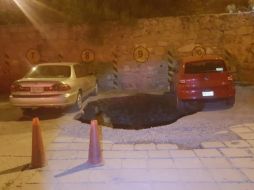 Todo indica que el socavón se abrió por la humedad y por estar mal compactado; se determinó delimitar la oquedad y retirar a los vehículos que estaban cerca. TWITTER / @PCEstatalZac