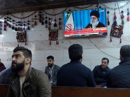 Kurdos ven el discurso del líder supremo iraní, Ali Jameneí, en una tetería de Erbil, Iraq. Jameneí indicó que los misiles contra bases en Iraq son apenas una 