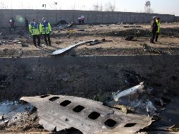 El Boeing 737-800 con destino a Kiev salió del aeropuerto internacional iraní Imán Jomeini y minutos después del despegue se precipitó al suelo por razones que aún se desconocen. EFE / A. Taherkenareh