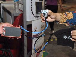 Los sensores están programados para activar sistemas de vibración y de sonidos intermitentes ante la cercanía de la persona usuaria con objetos que le obstruye el paso. TWITTER / @IPN_MX