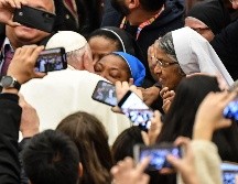 El Papa se mostró de buen humor y repartió saludos y bendiciones a todos los asistentes. AFP/A. Solaro