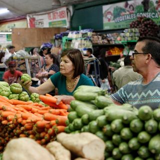 Aumentan precio algunas verduras y frutas en el Mercado de Abastos