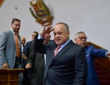 Diosdado Cabello, presidente de la Asamblea Constituyente, saluda a los periodistas luego de una conferencia de prensa. AP/M. Delacroix