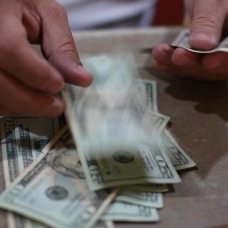 Dólar y petróleo bajan luego del mensaje de Trump