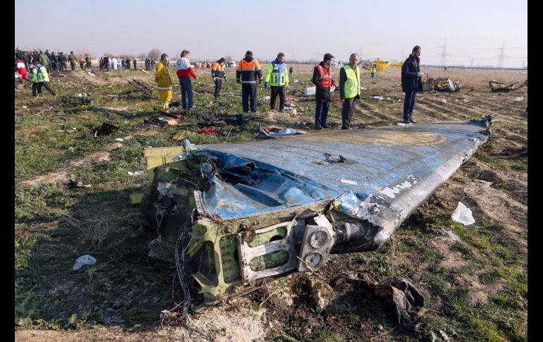 Rescatistas acuden al sitio donde hoy se estrelló un avión ucraniano poco después de despegar, al sur de Teherán, en Irán. AFP/IRNA/A.Tavakoli
