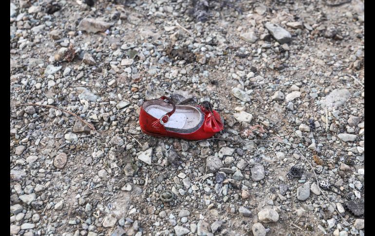 El zapato de una niña quedó entre los escombros. AFP/ISNA/B. Ghassemi