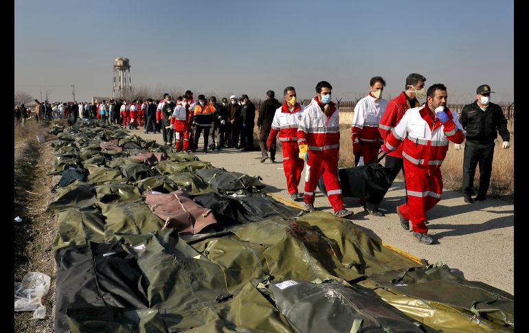 Unos 300 efectivos de la Media Luna Roja recogieron entre los escombros zapatos, bolsos y peluches de los fallecidos, al tiempo que empaquetaron los restos de los cuerpos. AP/E. Noroozi