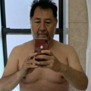 Fernández Noroña sube foto en toalla y desata "memes"