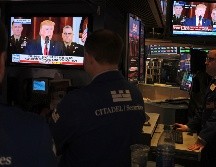 Corredores de bolsa trabajan atentos al discurso de Donald Trump pronunciado este miércoles. AP/S. Wenig